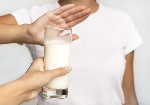 Chica irreconocible Gestos No al vaso de leche, fondo blanco, recortado —  Fotos de Stock