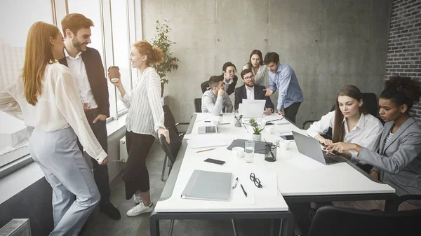 Groepen collega 's uit het bedrijfsleven hebben pauze en praten — Stockfoto