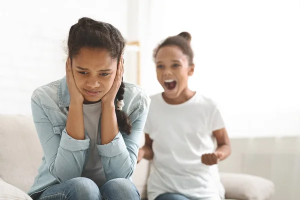 Hysterisk flicka skriker på sin äldre syster — Stockfoto