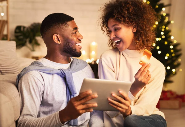 Excité couple afro acheter des cadeaux de Noël en ligne — Photo