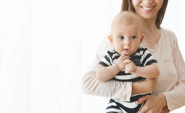 Ritratto di neonato divertente sulle mani delle madri — Foto Stock