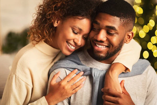 Aimer le couple afro passer la veille de Noël ensemble — Photo