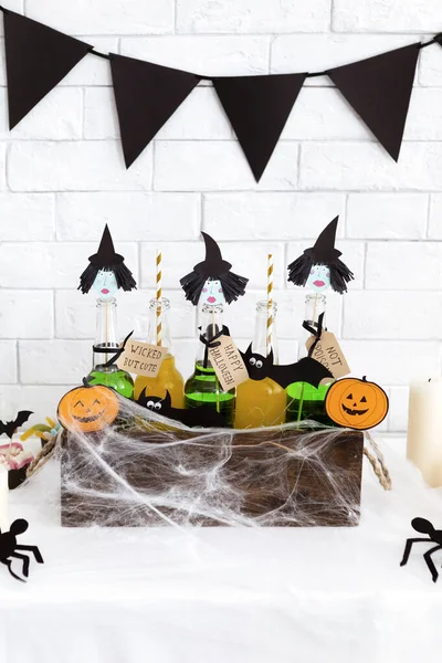 Halloween drycker med häxhuvuden inuti trälåda — Stockfoto