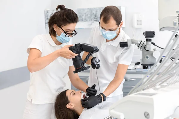 Odontólogo profesional tomando fotos de los dientes del paciente — Foto de Stock