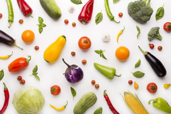 Fondo de verduras con pimentón, tomates, berenjenas y otros — Foto de Stock