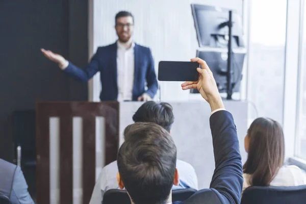 Entreprenör inspelning föreläsning på smartphone kamera, baksida visa — Stockfoto