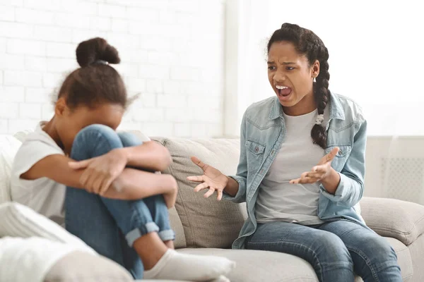 Girl shouting at younger sister, fighting at home — Stock Photo, Image