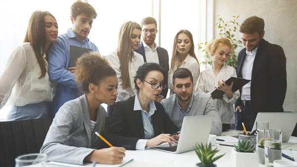 Geschäftsprofis analysieren Daten auf Laptop im Büro — Stockfoto