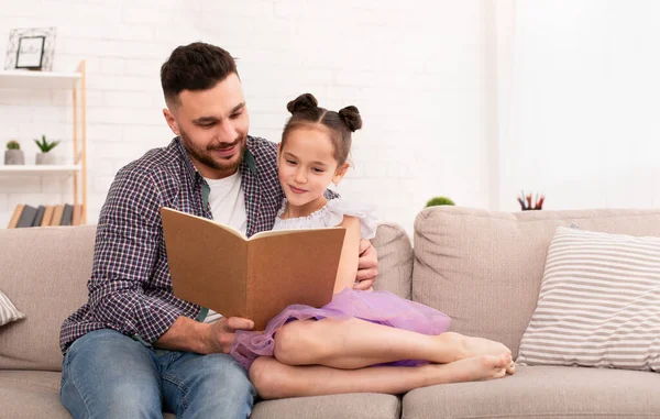 Cuidar do pai ler livro para sua filha bonito — Fotografia de Stock