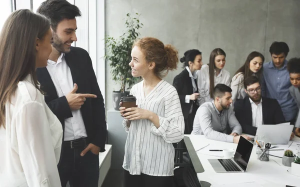 Glada affärskollegor kommunicerar i tjänsten under pausen — Stockfoto
