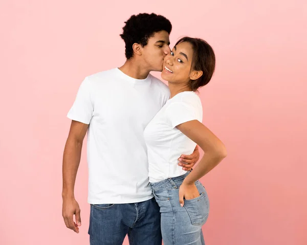 Tonårskillen kramar flickvän och kysser henne på kinden — Stockfoto
