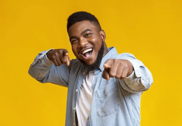 Cheerful african american man pointing fingers at camera — Stock Photo, Image