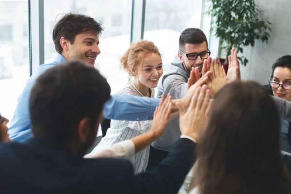 Equipe de negócios bem sucedida motivada dando altos cinco — Fotografia de Stock