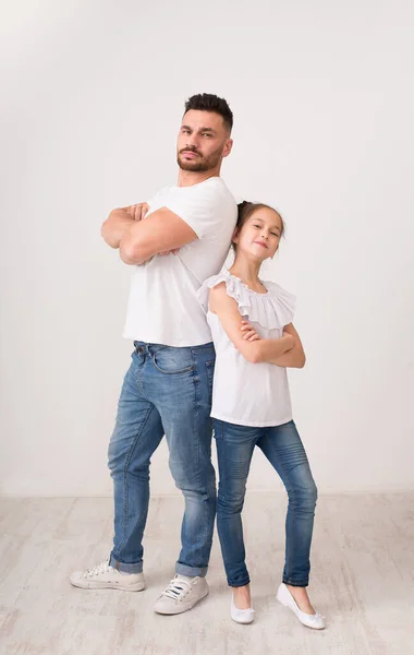 Confiante pai e filha posando de costas para trás com as mãos cruzadas — Fotografia de Stock