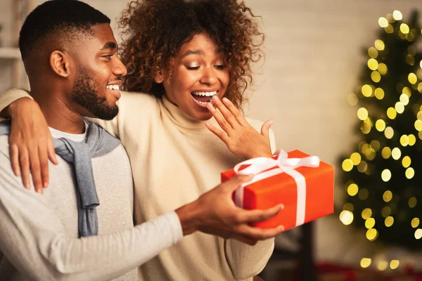 Couple afro-américain célébrant Noël à la maison, espace libre — Photo