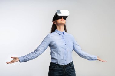 Vr Kulaklıklı Kadın Sanal Gerçekliği Yaşıyor, Gri Arkaplan