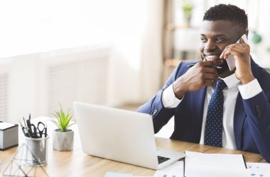 Genç girişimcinin iş ortağıyla cep telefonuyla konuşması tatmin edici.