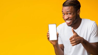 Afro Adam Akıllı Telefon Ekranı Gösteriyor Başparmaklar Yukarı, Sarı Arkaplan, Panorama