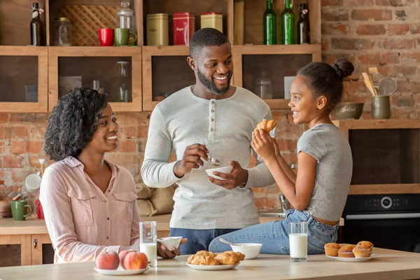 Positivo negro familia desayunando en hermosa cocina — Foto de Stock