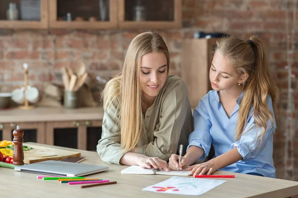 Schattig klein meisje besteden tijd met haar moeder in keuken — Stockfoto