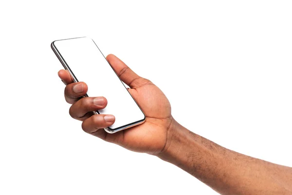 Μαύροι άνδρες χέρι κρατώντας το κινητό τηλέφωνο με λευκή οθόνη — Φωτογραφία Αρχείου