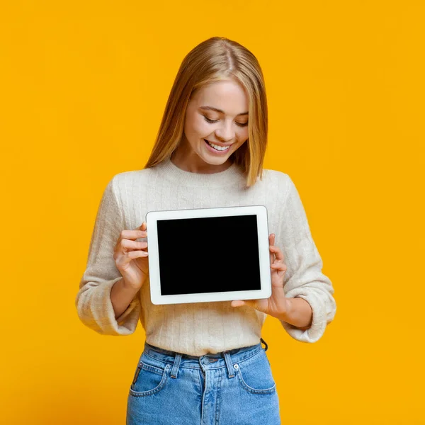 Κορίτσι κρατώντας και κοιτάζοντας ψηφιακή ταμπλέτα με κενή οθόνη — Φωτογραφία Αρχείου
