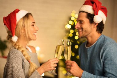 Sevgili eşler Noel 'i şampanyayla kutluyor.