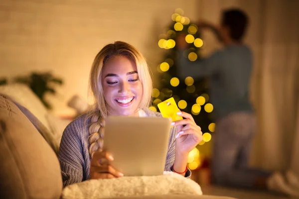 若いです女性検索クリスマスギフト上のタブレット — ストック写真