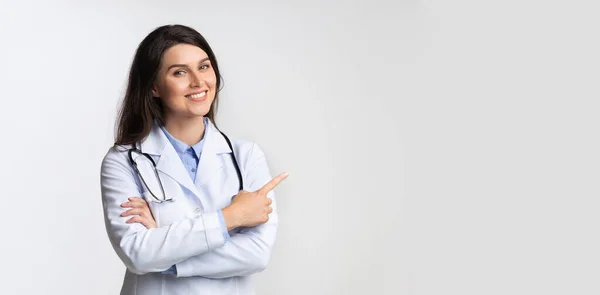 Medico signora puntando dito a spazio copia, Studio Shot, Panorama — Foto Stock