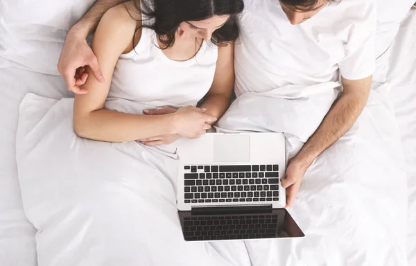 Evli çift laptopta akşam filmlerini seyrediyor. — Stok fotoğraf