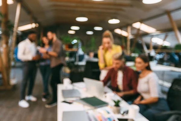 Personas creativas que trabajan en el lugar de trabajo en la oficina, foto borrosa —  Fotos de Stock