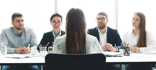 Donna al colloquio di lavoro che parla con membri della direzione — Foto Stock