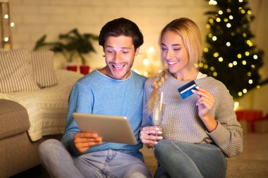 Noel için hazırlanıyorum. Mutlu çift internetten hediye alıyor.