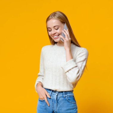 Seks düşkünü kız biriyle telefonda hoş sohbetler yapıyor.