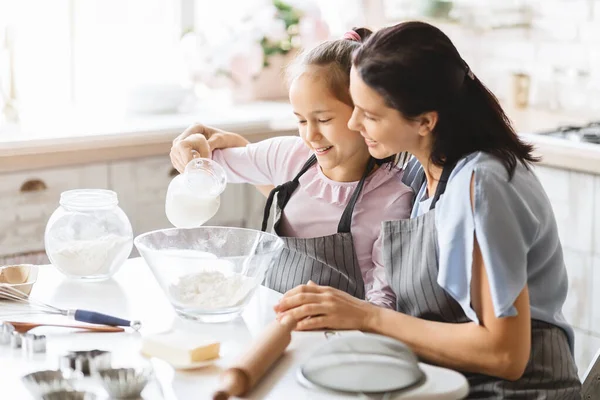 Boldog anya és lánya együtt készítik a tésztát. — Stock Fotó