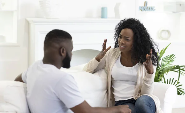 Africano casal americano discutindo em casa, mulher culpando seu marido . — Fotografia de Stock