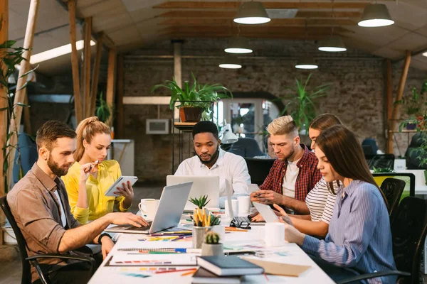 Arbeitsprozess. Junge Designer arbeiten an Projekt — Stockfoto