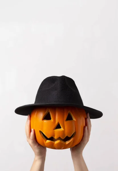 Calabaza creativa de halloween en sombrero negro preparándose para la fiesta —  Fotos de Stock