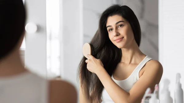 Ragazza spazzolatura capelli in piedi in bagno, Panorama — Foto Stock