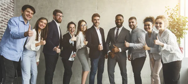 Feliz equipo de negocios diverso mostrando pulgares hacia arriba —  Fotos de Stock