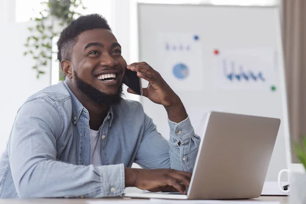 Gelukkig Afrikaans-Amerikaanse werknemer kreeg goed nieuws via de telefoon — Stockfoto