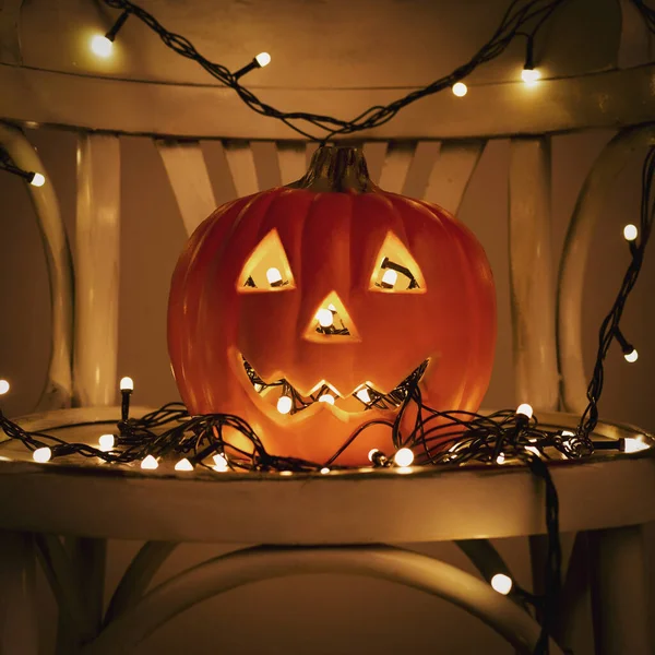 Cabeza de calabaza de Halloween en atmósfera mística con luces —  Fotos de Stock