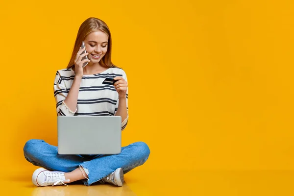 Młoda dziewczyna kupuje towary online z laptopem i kartą kredytową — Zdjęcie stockowe