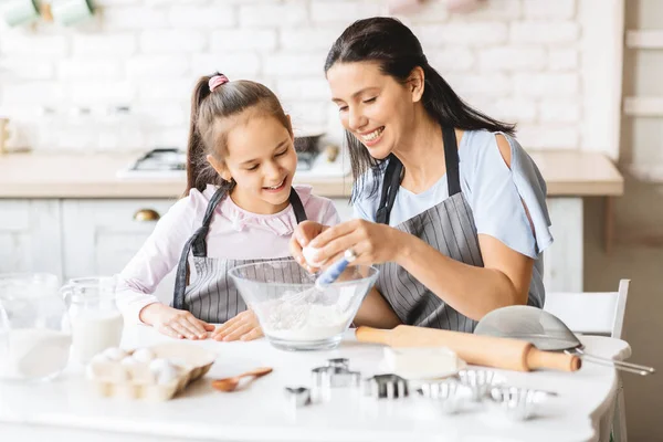 Glückliche Mutter bringt ihrer Tochter das Zubereiten von Essen bei — Stockfoto