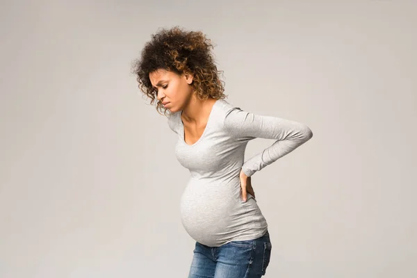 Wanita hamil dengan kontraksi, menyentuh punggungnya — Stok Foto