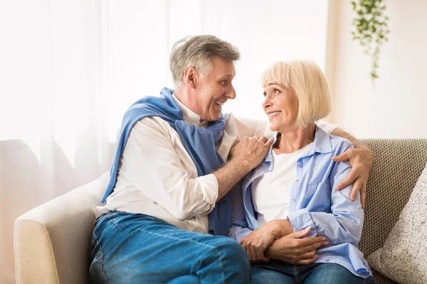 Pasangan senior yang bersemangat berbicara dan bersantai di rumah — Stok Foto