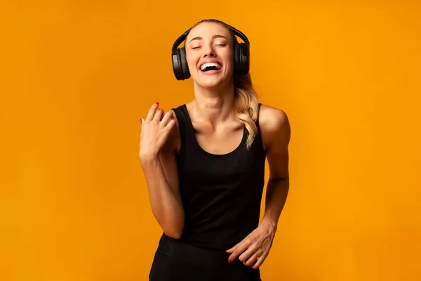 Menina feliz em fones de ouvido ouvir música dançando, Estúdio tiro — Fotografia de Stock