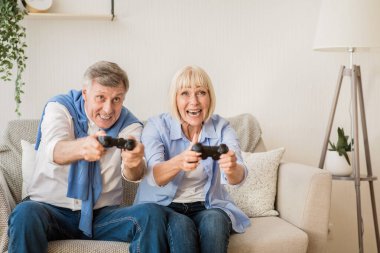 Neşeli son sınıf çifti eğleniyor, video oyunları oynuyor.