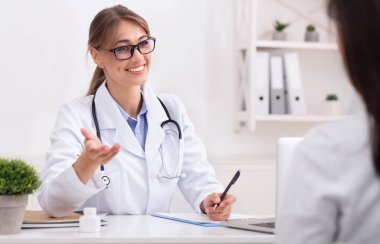 Hasta ile Konuşan Neşeli Doktor Bayan Ofiste Tedavi Önerisi