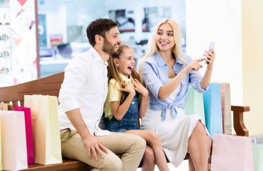 Aile Alışveriş Merkezi'nde Bankta Oturan Telefon Arama İndirimler Kullanma